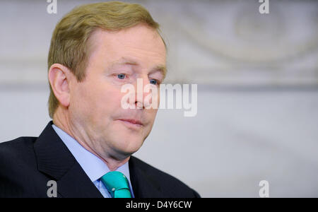 Washington DC, USA. 19. März 2013. Der irische Premierminister Enda Kenny blickt auf bei einem Treffen mit Präsident Barack Obama im Oval Office des weißen Hauses in Washington, DC, USA, 19. März 2013. Foto: Olivier Douliery/Dpa/Alamy Live-Nachrichten Stockfoto