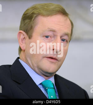 Washington DC, USA. 19. März 2013. Der irische Premierminister Enda Kenny blickt auf bei einem Treffen mit Präsident Barack Obama im Oval Office des weißen Hauses in Washington, DC, USA, 19. März 2013. Foto: Olivier Douliery/Dpa/Alamy Live-Nachrichten Stockfoto