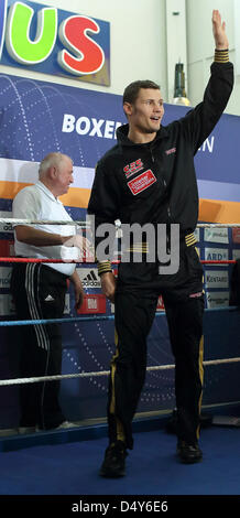 Magdeburg, Deutschland. 20. März 2013. Boxer Robert Stieglitz Wellen während einer öffentlichen Trainingseinheit in Magdeburg, Deutschland, 20. März 2013. Er wird am 23. März 2013 um den WBO-super-Mittelgewichts-WM-Titel kämpfen. Foto: JENS WOLF/Dpa/Alamy Live News Stockfoto