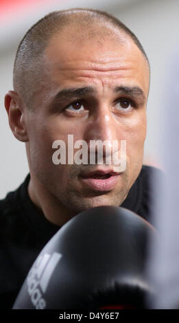 Magdeburg, Deutschland. 20. März 2013. Aktuelle super-Mittelgewichts-Box-Weltmeister Arthur Abraham in Aktion während einer öffentlichen Trainingseinheit in Magdeburg, Deutschland, 20. März 2013. Der WBO-Weltmeister will seinen Titel am 23. März 2013 zu verteidigen. Foto: JENS WOLF/Dpa/Alamy Live News Stockfoto