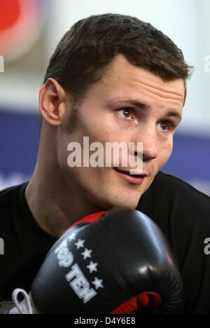 Magdeburg, Deutschland. 20. März 2013. Boxer Robert Stieglitz in Aktion während einer öffentlichen Trainingseinheit in Magdeburg, Deutschland, 20. März 2013. Er wird am 23. März 2013 um den WBO-super-Mittelgewichts-WM-Titel kämpfen. Foto: JENS WOLF/Dpa/Alamy Live News Stockfoto