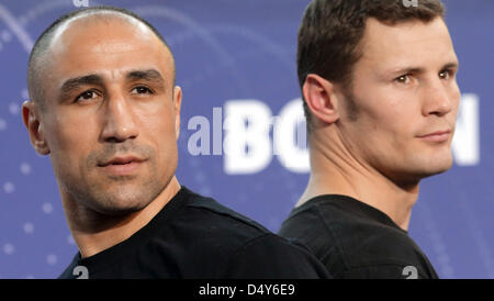 Magdeburg, Deutschland. 20. März 2013. Aktuelle super-Mittelgewichts-Box-Weltmeister Arthur Abraham (L) und sein Herausforderer Robert Stieglitz posieren neben einander während einer öffentlichen Trainingseinheit in Magdeburg, Deutschland, 20. März 2013. Der WBO-Weltmeister will seinen Titel am 23. März 2013 zu verteidigen. Foto: JENS WOLF/Dpa/Alamy Live News Stockfoto