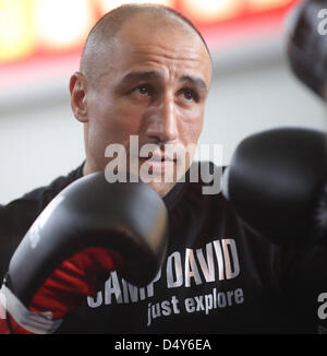 Magdeburg, Deutschland. 20. März 2013. Aktuelle super-Mittelgewichts-Box-Weltmeister Arthur Abraham in Aktion während einer öffentlichen Trainingseinheit in Magdeburg, Deutschland, 20. März 2013. Der WBO-Weltmeister will seinen Titel am 23. März 2013 zu verteidigen. Foto: JENS WOLF/Dpa/Alamy Live News Stockfoto