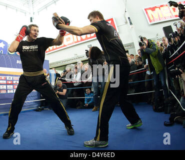 Magdeburg, Deutschland. 20. März 2013. Boxer Robert Stieglitz (L-R) und sein Trainer Dirk Dzemski in Aktion während einer öffentlichen Trainingseinheit in Magdeburg, Deutschland, 20. März 2013. Stieglitz wird am 23. März 2013 um den WBO-super-Mittelgewichts-WM-Titel kämpfen. Foto: JENS WOLF/Dpa/Alamy Live News Stockfoto