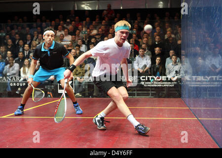 London, UK. 20. März 2013. Mohamed El Shorbagy (blaues Hemd Ägypten) (3) gegen Henrik Mustonen (weißes Hemd Finnland) während der Canary Wharf-Squash-Klassiker an der East Wintergarden Canary Wharf. Bildnachweis: Aktion Plus Sportbilder / Alamy Live News Stockfoto