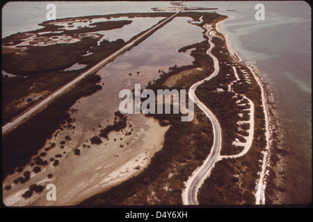 Ein Luftbild des Bahia Honda State Park auf Long Key, zwischen Key Largo und Key West, zeigt einen Abschnitt des Overseas Highway, der längsten Überwasserstraße der Welt. Stockfoto