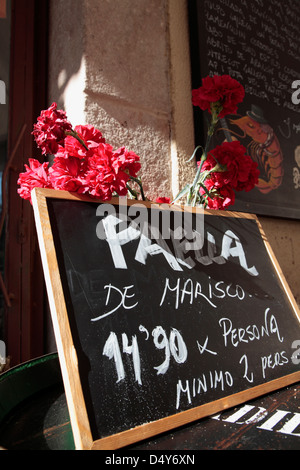 Raval, Mercat De La Boqueria, Paella in einem kleinen Restaurant, Barcelona, Spanien Stockfoto