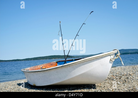 Schlauchboot am Strand in Maine mit Angelruten. Stockfoto