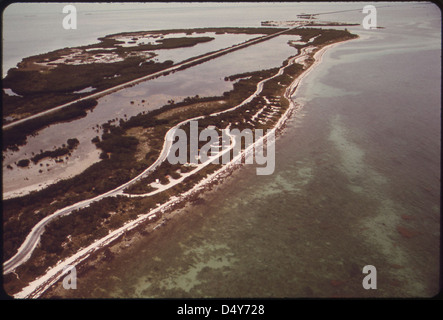 Aus der Vogelperspektive des Bahia Honda State Park zwischen Key Largo und Key West mit einem Abschnitt des Overseas Highway, der längsten Überwasserstraße der Welt. Das Bild zeigt die natürliche Schönheit der Florida Keys. Stockfoto