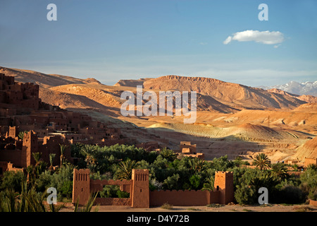 Afrika, Marokko, Ouarzazate. Blick vom Ait Ben Haddou, ein UNESCO-Weltkulturerbe und Kulisse für viele Filme. Stockfoto