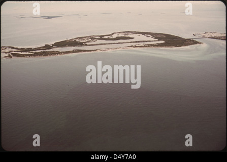 Ein Luftbild aus dem DOCUMERICA-Projekt zeigt den Long Key State Park in Florida, der zwischen Key Largo und Key West liegt und den Overseas Highway und den Bahia Honda Key hervorhebt. Stockfoto