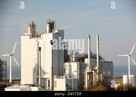 Eine 2MW Windkraftanlage im Eastman-Werk in Workington, Cumbria, UK Stockfoto