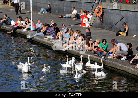 Hamburg, Deutschland, Menschen sitzen am Ufer der Alster Stockfoto