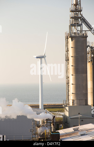 Eine 2MW Windkraftanlage im Eastman-Werk in Workington, Cumbria, UK Stockfoto