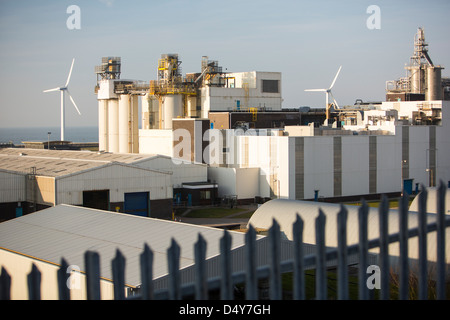 Eine 2MW Windkraftanlage im Eastman-Werk in Workington, Cumbria, UK Stockfoto