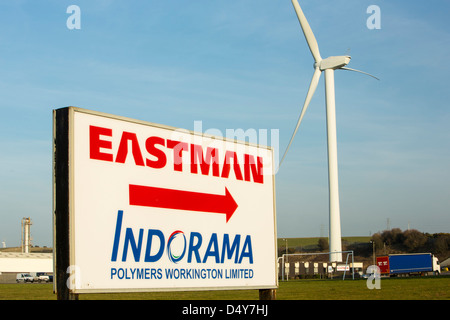 Eine 2MW Windkraftanlage im Eastman-Werk in Workington, Cumbria, UK Stockfoto