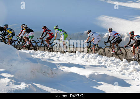 Vallter, Spanien. 20. März 2013. Fahrer Ansatz das Ziel im Schnee am Ende der 180km-Etappen-Rennen von Sant Feliu zu spanischen Skigebiet von Vallter auf 2200 Meter hoch. Bildnachweis: Howard Sayer / Alamy Live News Stockfoto