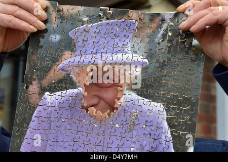 Weymouth, Dorset, UK. 20. März 2013. Welt Rekord Puzzle Versuch, Dave Evans bei der Arbeit auf die größte hölzerne Puzzle der Welt in Weymouth, Dorset, UK. Die Königin Diamond Jubilee Puzzle dauert ihn Wochen ausgeschnitten. Ändern von Hunderten von klingen und versucht, seine Finger weg von der belebten Klinge zu halten! 40.000 Stück Puzzle werden ca. 3 x 4 m wenn Sie fertig sind. 20. März 2013 Bild von Geoff Moore/Dorset Media Service/Alamy Live-Nachrichten Stockfoto