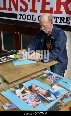 Weymouth, Dorset, UK. 20. März 2013. Welt Rekord Puzzle Versuch, Dave Evans bei der Arbeit auf die größte hölzerne Puzzle der Welt in Weymouth, Dorset, UK. Die Königin Diamond Jubilee Puzzle dauert ihn Wochen ausgeschnitten. Ändern von Hunderten von klingen und versucht, seine Finger weg von der belebten Klinge zu halten! 40.000 Stück Puzzle werden ca. 3 x 4 m wenn Sie fertig sind. 20. März 2013 Bild von Geoff Moore/Dorset Media Service/Alamy Live-Nachrichten Stockfoto