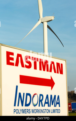 Eine 2MW Windkraftanlage im Eastman-Werk in Workington, Cumbria, UK Stockfoto