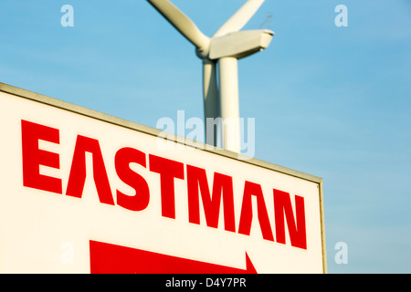 Eine 2MW Windkraftanlage im Eastman-Werk in Workington, Cumbria, UK Stockfoto