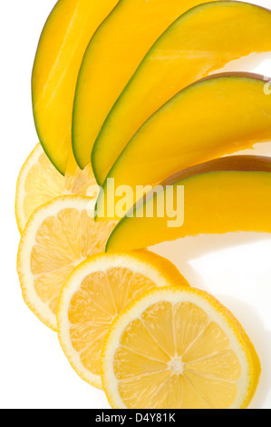 Mango Scheiben und Zitronenscheiben auf weiß Stockfoto