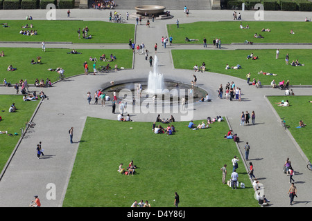Berlin, Deutschland, Menschen in den Lustgarten auf der Museumsinsel Stockfoto
