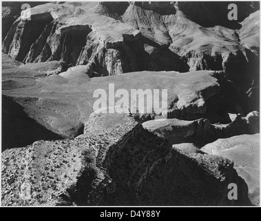 Ein Schwarzweiß-Foto von Ansel Adams aus Yava Point, das Felsformationen und Täler im Grand Canyon National Park, Arizona, zeigt. Das Bild fängt die Weite und natürliche Schönheit des Parks ein. Stockfoto