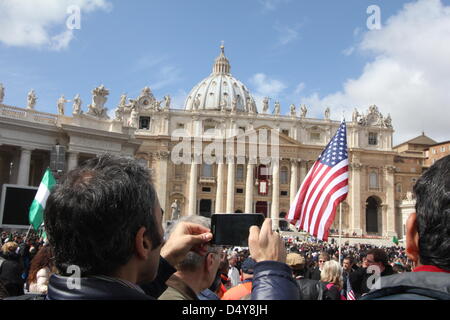Vatikan, Rom, Italien. 19. März 2013. Konstituierenden Masse des Franziskus in dem Petersplatz im Vatikan, Rom, Italien. Bildnachweis: Gari Wyn Williams / Alamy Live News Stockfoto