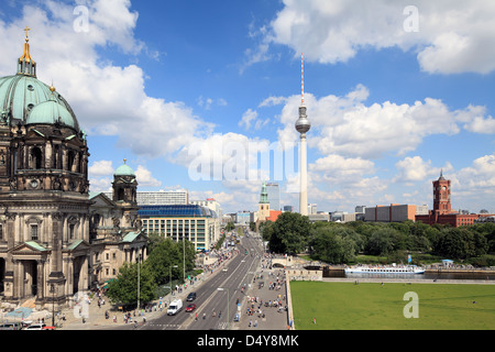 Berlin, Deutschland, Blick auf den Berliner Dom, der Fernsehturm und das Rote Rathaus Stockfoto