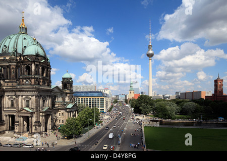 Berlin, Deutschland, Blick auf den Berliner Dom, der Fernsehturm und das Rote Rathaus Stockfoto