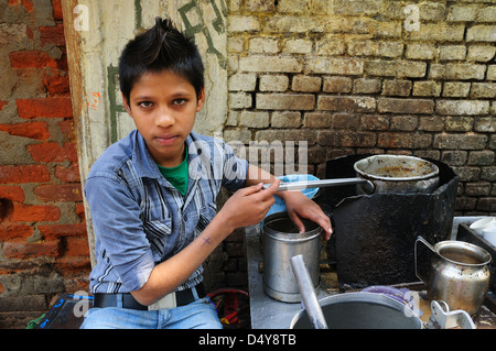 Junge Junge indische Chai von der Straße Stockfoto