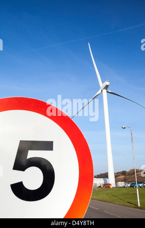 Eine 2MW Windkraftanlage im Eastman-Werk in Workington, Cumbria, UK Stockfoto