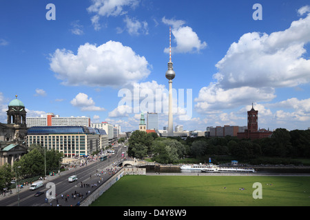 Berlin, Deutschland, Blick auf den Berliner Dom, der Fernsehturm und das Rote Rathaus Stockfoto