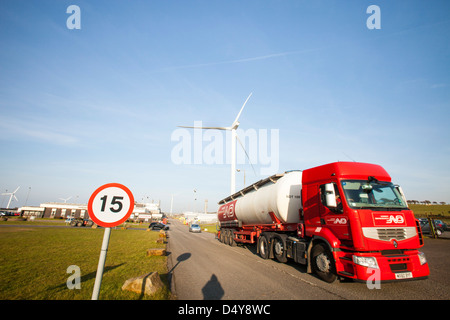 Eine 2MW Windkraftanlage im Eastman-Werk in Workington, Cumbria, UK Stockfoto