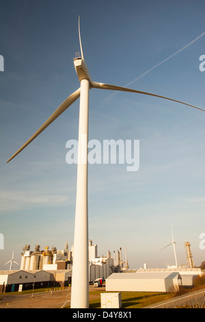 Eine 2MW Windkraftanlage im Eastman-Werk in Workington, Cumbria, UK Stockfoto