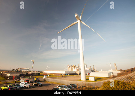 Eine 2MW Windkraftanlage im Eastman-Werk in Workington, Cumbria, UK Stockfoto