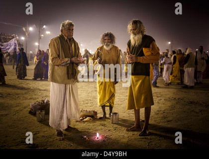 Drei widmen Pilger beten an den Ufern des Ganges der Kumbh Mela Festival 2013 in Allahabad Stockfoto