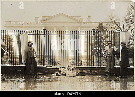 Ein Foto von 1917-1918, das Suffragetten zeigt, die in Washington, D.C. protestierten, mit einem Lagerfeuer vor dem Weißen Haus. Das Bild fängt einen entscheidenden Moment im Kampf um die Rechte der Frau ein. Stockfoto