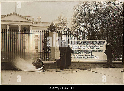 Woman Suffrage in Washington, District Of Columbia. Suffragetten Lagerfeuer und Plakate an den..., 1917-1918 Stockfoto