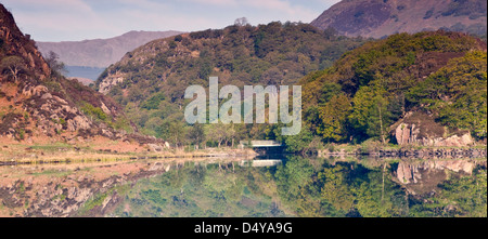 Abfluss von Afon Glaslyn von Llyn Dinas im Nantgwynant Tal, Snowdonia-Nationalpark Gwynedd North Wales UK, Spätfrühling. Stockfoto