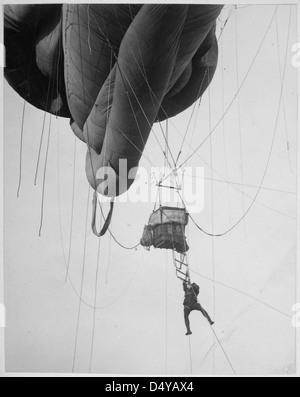 Rückkehr von einer U-Boot-Scouting-Party. Luftankunft des Marineinterrings, der von einem Ballon vom Typ 'Blimp' nach einer Erkundungstour irgendwo an der Atlantikküste herabkommt... Stockfoto