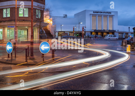 Surbiton Bahnhof in der Nacht, Greater London, England Stockfoto