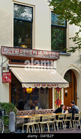 Ein paar vor einem Café in der niederländischen Stadt Delft Stockfoto