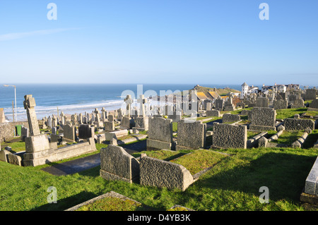 Gräber am Barnoon Friedhof St. Ives Cornwall, England mit Meer und blauer Himmel Stockfoto