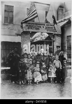 Flüchtlinge von Serbien betreten Uskut entmutigt Männer, Frauen und Kinder zeigen, wie sie in gestreamt. Amerikanische Rote Kreuz. Stockfoto