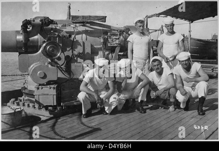 An Bord eines amerikanischen Zerstörer. Ein fünf-Zoll-Gewehr und seine Crew. Zentrale Nachrichten Foto Service., ca. 1918 Stockfoto