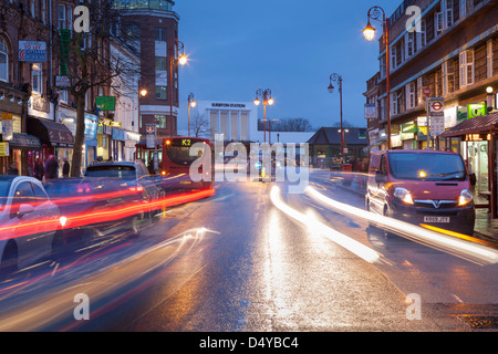 Claremont Straßen- und Surbiton Bahnhof in der Nacht, Surbiton, England Stockfoto