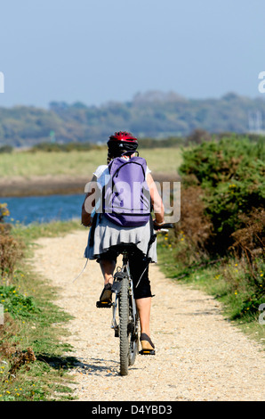 Solent Weise Wanderweg Wanderwege Weg Pfaden wandern Wandern trekking wandern New Forest Nationalpark Lymington Port Hafen marina Stockfoto