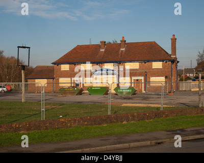 Geschlossen und mit Brettern vernagelt Hampshire Yeoman Pub Blackfield Hampshire England UK Stockfoto